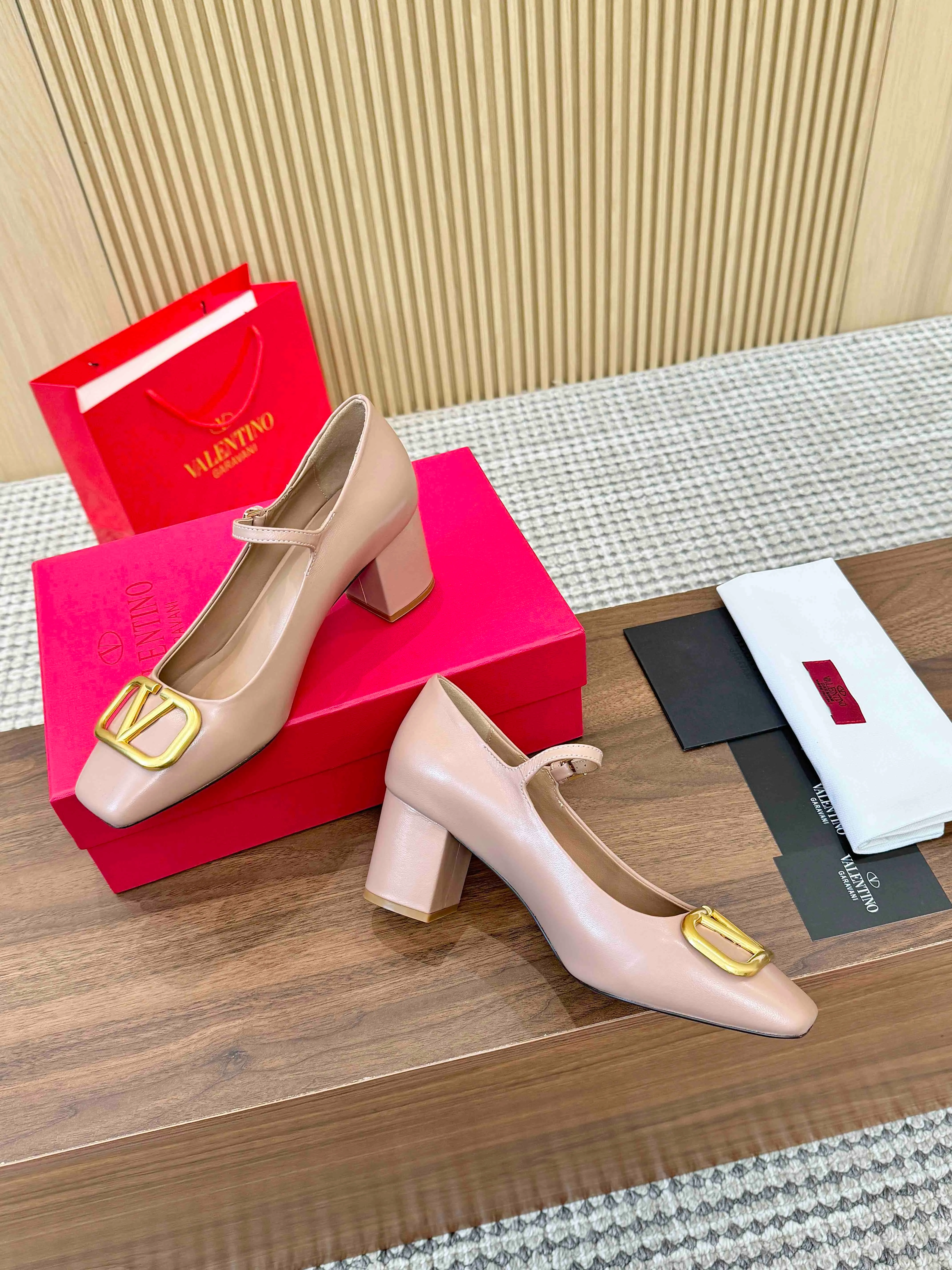 👟👟Ex-factory price 460👟👟 Genuine leather sole + 40 Valentino. Large v-buckle sandals ㊙️Latest series of counters Authentic grade version with perfect details. Authentic products are made one to one. All details are consistent with genuine ones. The upper foot is very pedicure type. The key point is that it is very good and easy to control. It does not grind the feet and does not tire the feet. Walking artifact, exclusive mold opening. The highest version on the market. Fabric: imported mixed sheepskin, lining and foot pads are all sheepskin. Code number (34 to 42) Customized sizes 34 and 42 are non-returnable and non-exchangeable. Heel height: 7.5CM. Rubber sole, leather sole +40